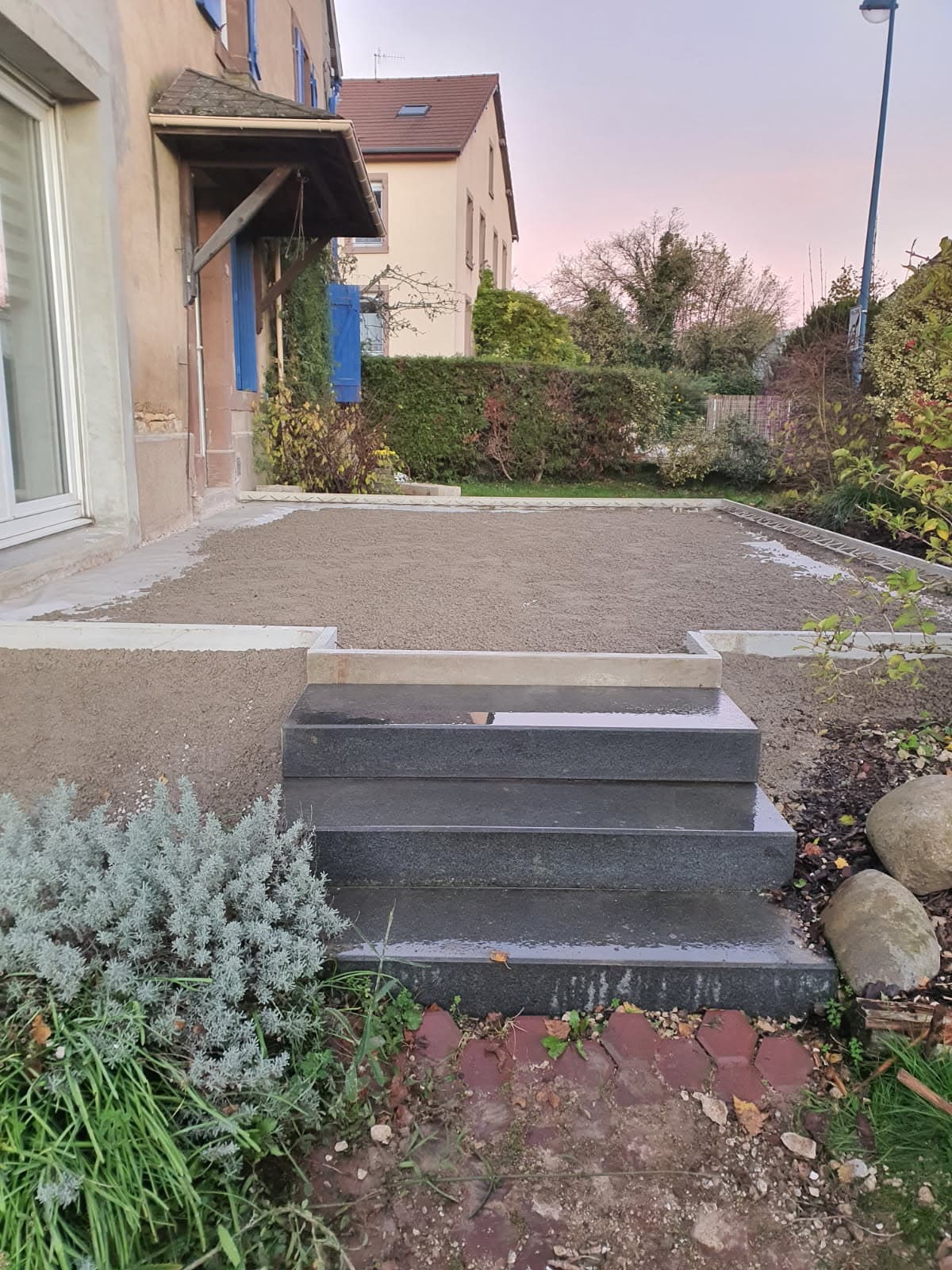 Dalle béton avec blocs marche